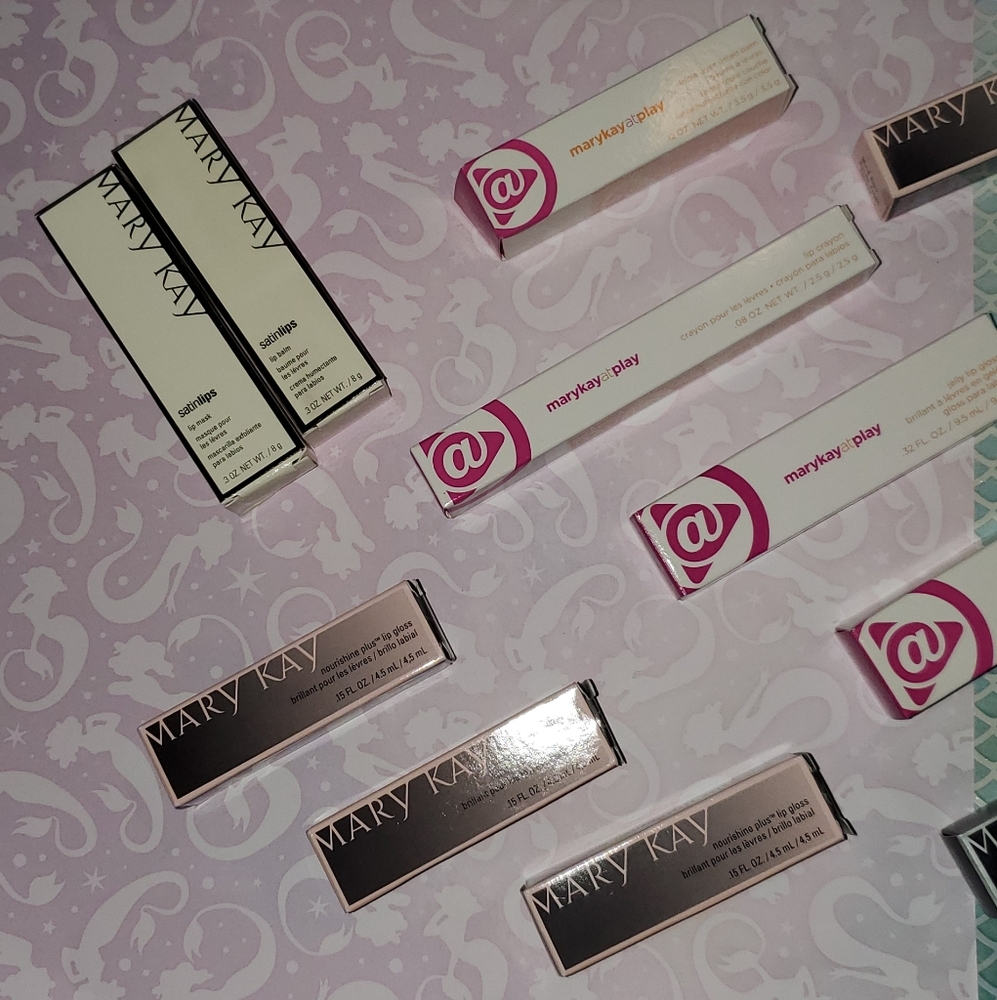 17 lip products/ lipsticks, gloss, balm, mask